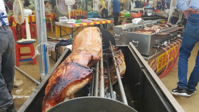 전국을 돌며 장돌뱅이식 영업을 하는 식당들의 대표 메뉴인 통돼지바베큐. 바베큐 기구 뿐 아니라 식탁보와 차림표 등도 전국 축제를 돌며 같은 것들을 써서 한 번 기억해놓으면 구분하기가 의외로 어렵지 않다. 사진속 돼지바베큐를 파는 식당은 경기도 한 축제 인근 공식 장돌뱅이형  향토음식관/사진= 유동주 기자