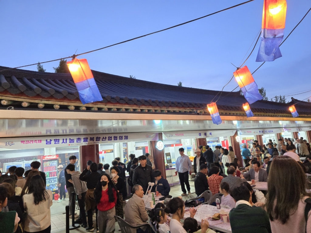10일 저녁 개막한 남원 '춘향제' 먹거리 장터인 '막걸리축제' 행사장에 인파가 몰리고 있다. 사진= 유동주 기자