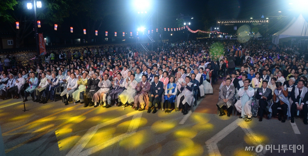 [남원=뉴시스] 김얼 기자 = 최경식 남원시장을 비롯한 관계자들이 10일 전북 남원시 광한루 옆 천변 특설무대에서 열린 제94회 춘향제 개막식에 참석해 박수치며 개막식을 축하하고 있다. 2024.05.10. pmkeul@newsis.com /사진=김얼