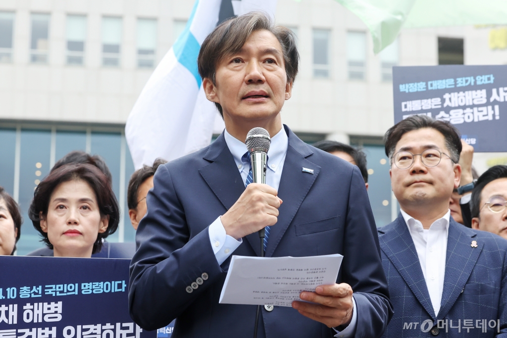 (서울=뉴스1) 민경석 기자 = 조국 조국혁신당 대표가 11일 오후 서울 용산구 대통령실 앞에서 열린 '해병대 채 상병 특검 수용 촉구 기자회견'에 참석해 발언을 하고 있다. 2024.5.11/뉴스1  Copyright © 뉴스1. All rights reserved. 무단 전재 및 재배포,  AI학습 이용 금지. /사진=(서울=뉴스1) 민경석 기자