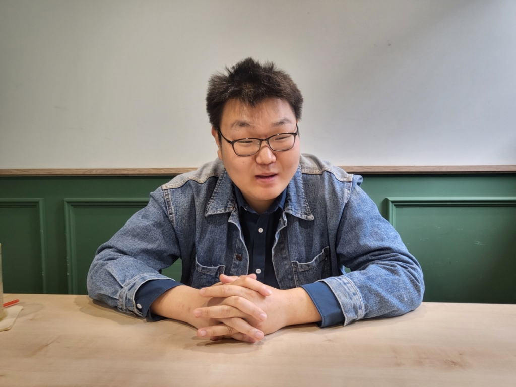 임명묵 작가가 지난 7일 서울 관악구에서 머니투데이 더300(the300)과 만나 인터뷰하고 있다./사진=차현아 기자.