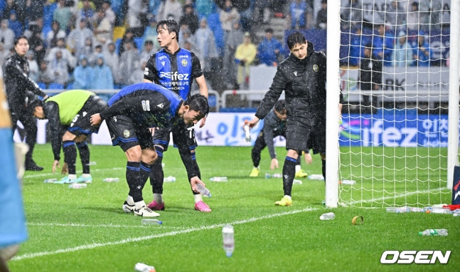 인천 팬들이 던진 물병을 줍는 인천 선수들 /사진=OSEN