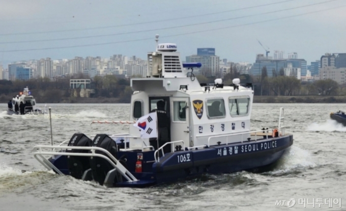 서울경찰청 한강경찰대에는 지난 3월 신형 고속정 2대가 도입됐다. 신형 고속정은 기존 고속정보다 전체 길이와 폭이 커졌다. 엔진도 500마력에서 600마력으로 보강됐다. 최고 속도도 시속 55㎞에서 74㎞까지 빨라졌다./사진=서울경찰청 한강경찰대 제공 