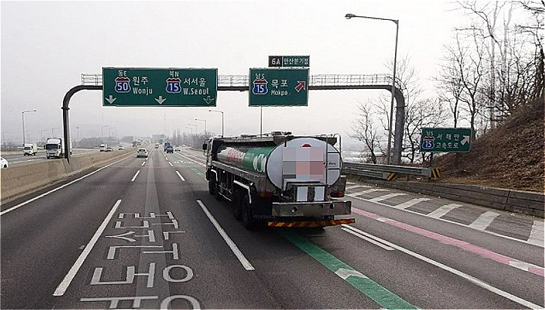 2011년 5월, 안산 분기점에 처음 색깔 유도선이 설치된 모습./사진=네이버 지도