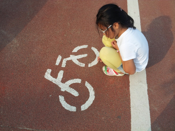 자녀들이 스케치북에 그림 그리는 걸 보고 떠오른 아이디어. 고속도로에 색칠을 해 유도선을 그리면 헷갈리지 않겠다고. 오랜 생각의 끈을 놓지 않았기에, 그 평범한 장면에서 스파크가 튄 거였다./사진=윤석덕 한국도로공사 차장 제공