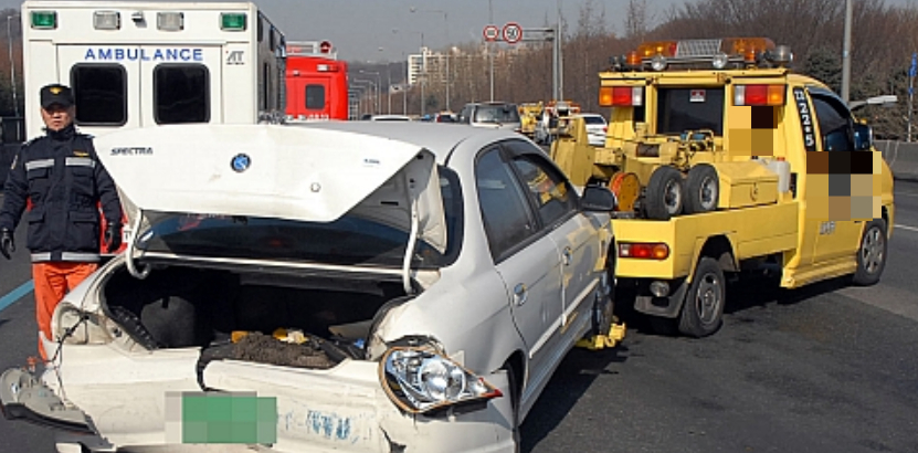 지난 2009년, 양재 IC에서 발생한 추돌 사고 현장./사진=뉴시스