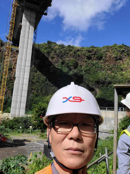 현장에서 안전모를 쓰고 찍은 윤석덕 한국도로공사 차장./사진=윤석덕 한국도로공사 차장 제공