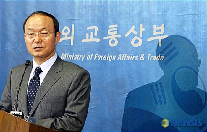 소말리아 선박 피랍사건에 대해 답하는 송민순 당시 외교부 장관. /사진=뉴시스