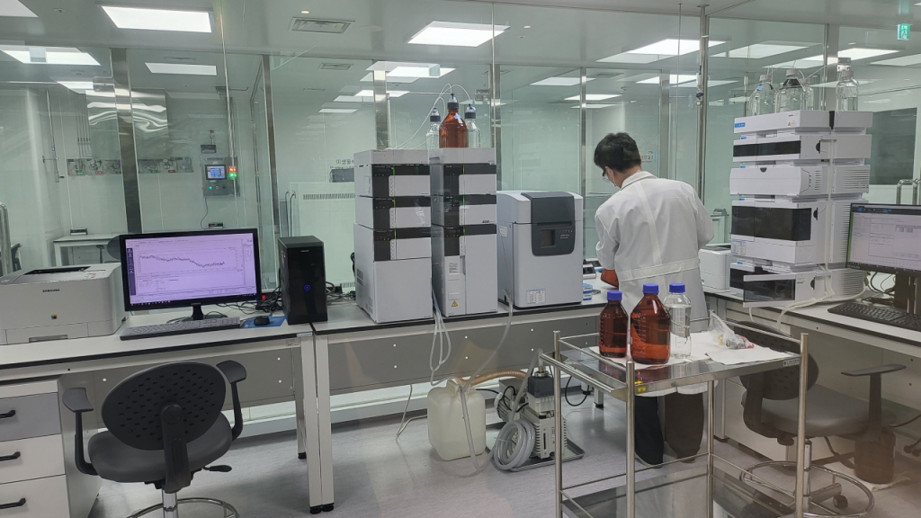 이화학 실험실에서 연구원들이 불순물 검사를 진행하고 있다./사진=박정렬 기자