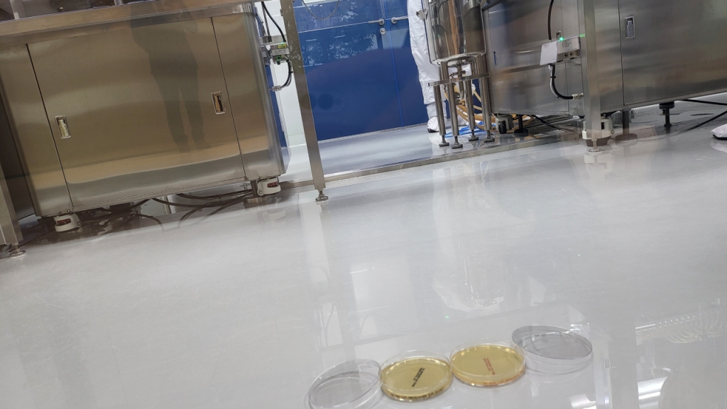 약침 조제 시설 바닥에 먼지와 세균을 잡아낼 수 있는 배지가 놓여있다./사진=박정렬 기자 