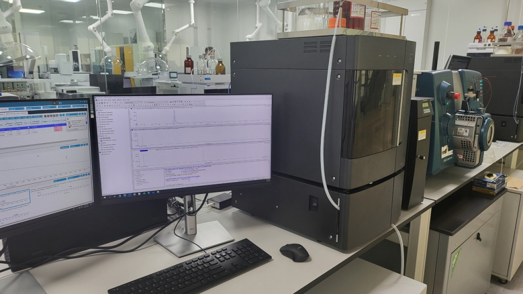 품질검사 시설에 마련된 질량분석기는 대당 가격이 4억원대에 달한다. 이를 이용하면 일반적으로 분석하기 힘든 극미량의 농약 성분도 검출할 수 있다. /사진=박정렬 기자