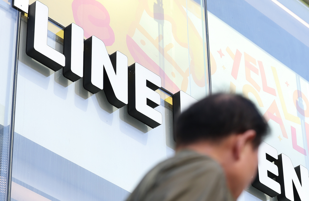 일본 정부가 네이버에 라인야후 지분 매각을 압박하면서 우려가 커지고 있는 가운데 13일 오후 서울 서초구 라인프렌즈 플래그십스토어 강남점 앞을 시민이 지나가고 있다. /사진=뉴스1.