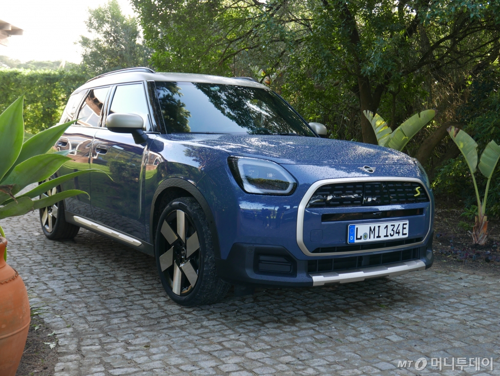 포르투갈 카스카이스에서 열린 뉴 올-일렉트릭 미니(MINI) 컨트리맨 글로벌 미디어 출시행사에서 공개된 뉴 올-일렉트릭 MINI 컨트리맨. /카스카이스(포르투갈)=강주헌 기자