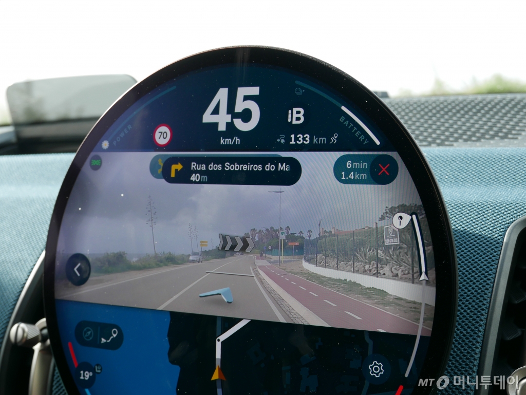 포르투갈 카스카이스에서 열린 뉴 올-일렉트릭 미니(MINI) 컨트리맨 글로벌 미디어 출시행사에서 공개된 뉴 올-일렉트릭 MINI 컨트리맨. /카스카이스(포르투갈)=강주헌 기자