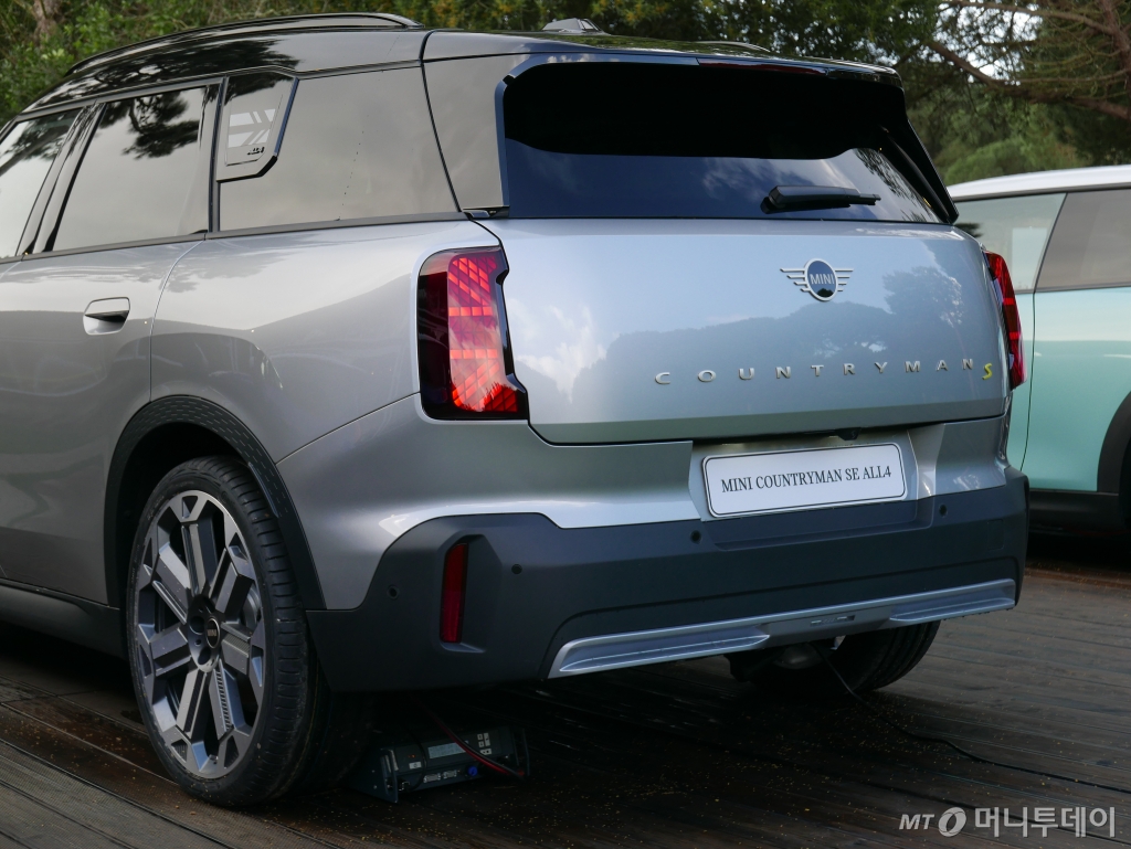 포르투갈 카스카이스에서 열린 뉴 올-일렉트릭 미니(MINI) 컨트리맨 글로벌 미디어 출시행사에서 공개된 뉴 올-일렉트릭 MINI 컨트리맨. /카스카이스(포르투갈)=강주헌 기자