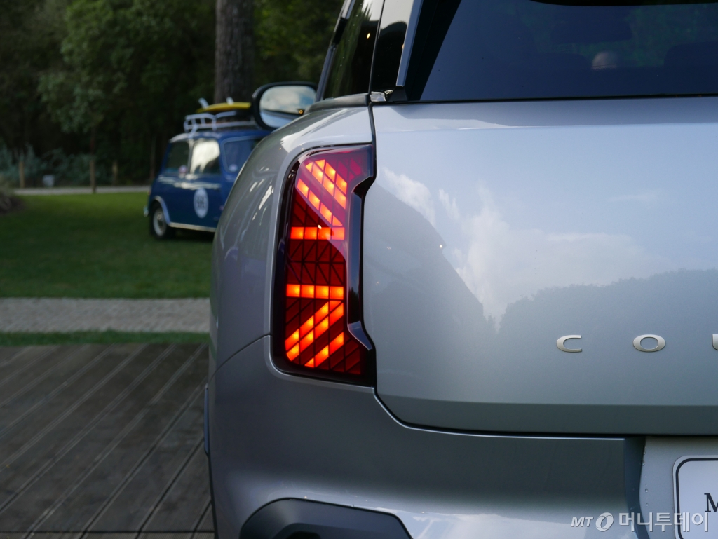 포르투갈 카스카이스에서 열린 뉴 올-일렉트릭 미니(MINI) 컨트리맨 글로벌 미디어 출시행사에서 공개된 뉴 올-일렉트릭 MINI 컨트리맨. /카스카이스(포르투갈)=강주헌 기자