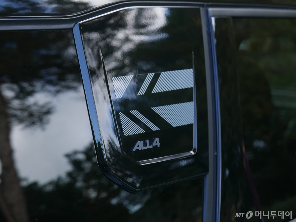 포르투갈 카스카이스에서 열린 뉴 올-일렉트릭 미니(MINI) 컨트리맨 글로벌 미디어 출시행사에서 공개된 뉴 올-일렉트릭 MINI 컨트리맨. /카스카이스(포르투갈)=강주헌 기자