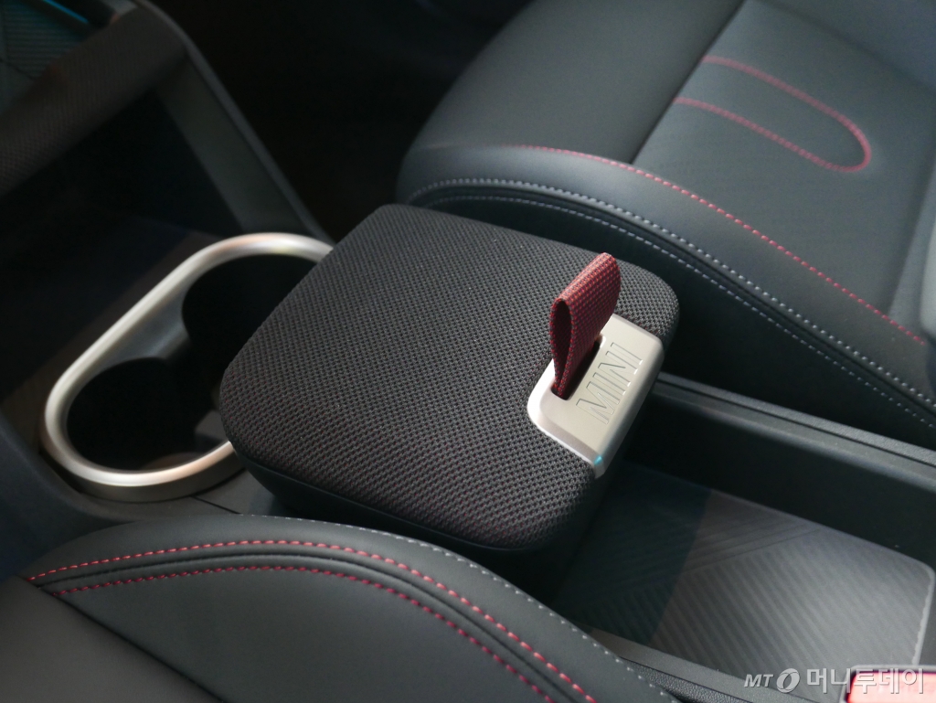 포르투갈 카스카이스에서 열린 뉴 올-일렉트릭 미니(MINI) 컨트리맨 글로벌 미디어 출시행사에서 공개된 뉴 올-일렉트릭 MINI 컨트리맨. /카스카이스(포르투갈)=강주헌 기자