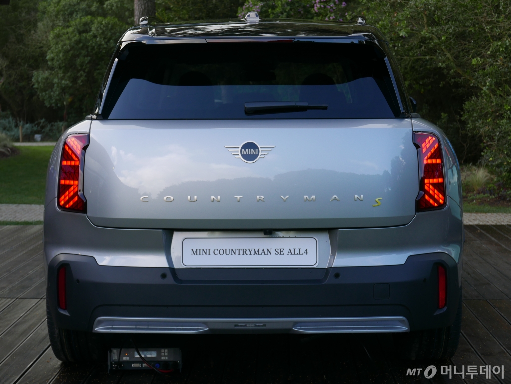 포르투갈 카스카이스에서 열린 뉴 올-일렉트릭 미니(MINI) 컨트리맨 글로벌 미디어 출시행사에서 공개된 뉴 올-일렉트릭 MINI 컨트리맨. /카스카이스(포르투갈)=강주헌 기자