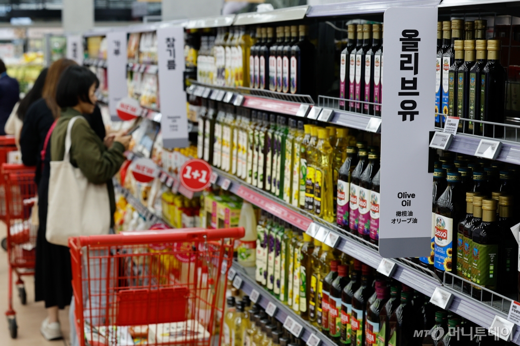 (서울=뉴스1) 안은나 기자 = 국제 올리브유 가격이 1년 사이 70% 상승한 13일 서울 시내 대형마트에 올리브유가 진열돼 있다.   올리브유 가격이 단기간 비정상적으로 급등함에 따라 CJ제일제당, 샘표는 주요 대형마트에 판매되는 올리브유 가격을 30% 이상 올렸다. 2024.5.13/뉴스1  Copyright © 뉴스1. All rights reserved. 무단 전재 및 재배포,  AI학습 이용 금지. /사진=(서울=뉴스1) 안은나 기자