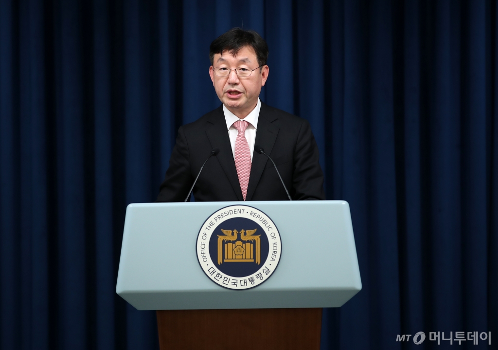 (서울=뉴스1) 오대일 기자 = 성태윤 정책실장이 13일 용산 대통령실 청사에서 라인 야후 사태 관련 브리핑을 하고 있다. 2024.5.13/뉴스1  Copyright © 뉴스1. All rights reserved. 무단 전재 및 재배포,  AI학습 이용 금지. /사진=(서울=뉴스1) 오대일 기자