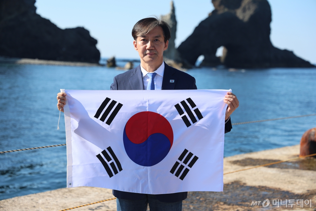 (서울=뉴스1) 송원영 기자 = 조국 조국혁신당 대표가 13일 경북 울릉군 독도를 찾아 태극기를 펼치고 있다. (조국혁신당 제공) 2024.5.13/뉴스1  Copyright © 뉴스1. All rights reserved. 무단 전재 및 재배포,  AI학습 이용 금지. /사진=(서울=뉴스1) 송원영 기자