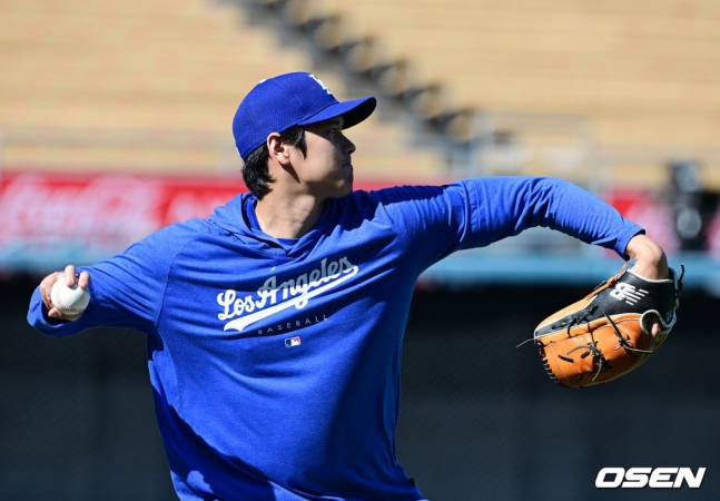 오타니 쇼헤이가 지난 4월 캐치볼을 하고 있다.