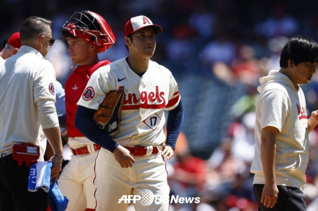 오타니 쇼헤이(오른쪽에서 두 번째)가 지난해 8월 24일(한국시간) 신시내티전에서 2회 더 이상 투구를 이어가지 못한 채 마운드를 스스로 내려가고 있다. /AFPBBNews=뉴스1