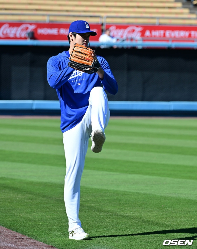 오타니 쇼헤이가 캐치볼을 하고 있다.