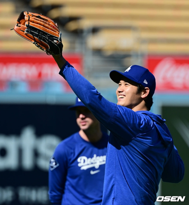 오타니 쇼헤이가 지난 4월 캐치볼을 하고 있다.
