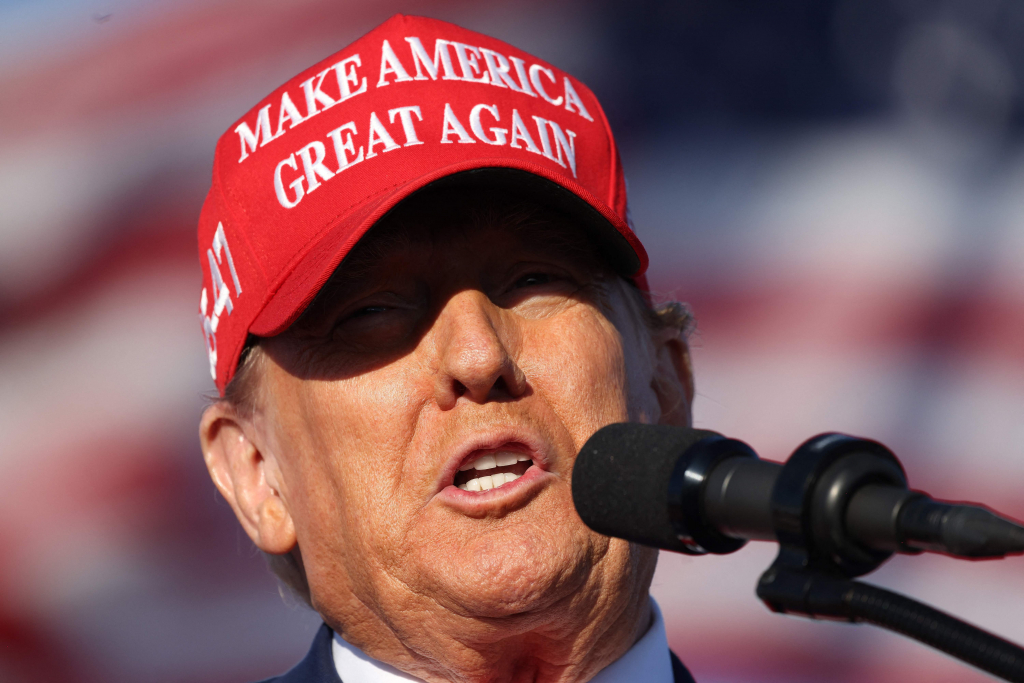 도널드 트럼프 전 미국 대통령이 지난 11일(현지시간) 뉴저지주 와일드우드에서 열린 선거 유세에서 "재선에 성공하면 바이든의 세금 인상 대신 중산층, 상위층, 하위층, 비즈니스 계층에 대해 트럼프의 대규모 감세를 하겠다"고 밝히고 있다. /사진=(AFPBBNews=뉴스1).