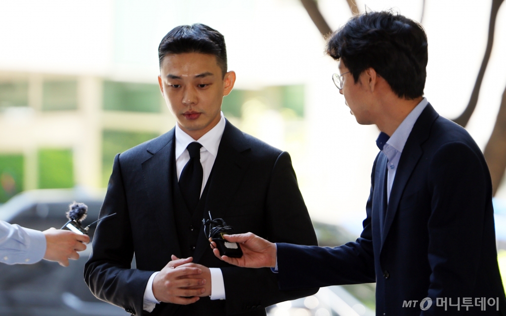 (서울=뉴스1) 김명섭 기자 = 마약 상습 투약 혐의로 불구속 기소된 배우 유아인(본명 엄홍식)이 14일 오후 서울 서초구 서울중앙지법에서 열린 5차 공판에 출석하고 있다. 2024.5.14/사진=뉴스1