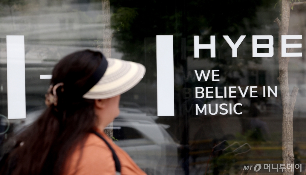 (서울=뉴스1) 장수영 기자 = 23일 오후 서울 용산구 하이브 사옥 앞으로 시민이 지나가고 있다.   최근 방시혁 하이브 의장과 민희진 어도어 대표의 갈등이 드러나면서 하이브 주가가 이틀째 8.9% 하락, 시가총액 기준으로는 약 8500억 원이 감소했다. 2024.4.23/뉴스1  Copyright © 뉴스1. All rights reserved. 무단 전재 및 재배포,  AI학습 이용 금지. /사진=(서울=뉴스1) 장수영 기자