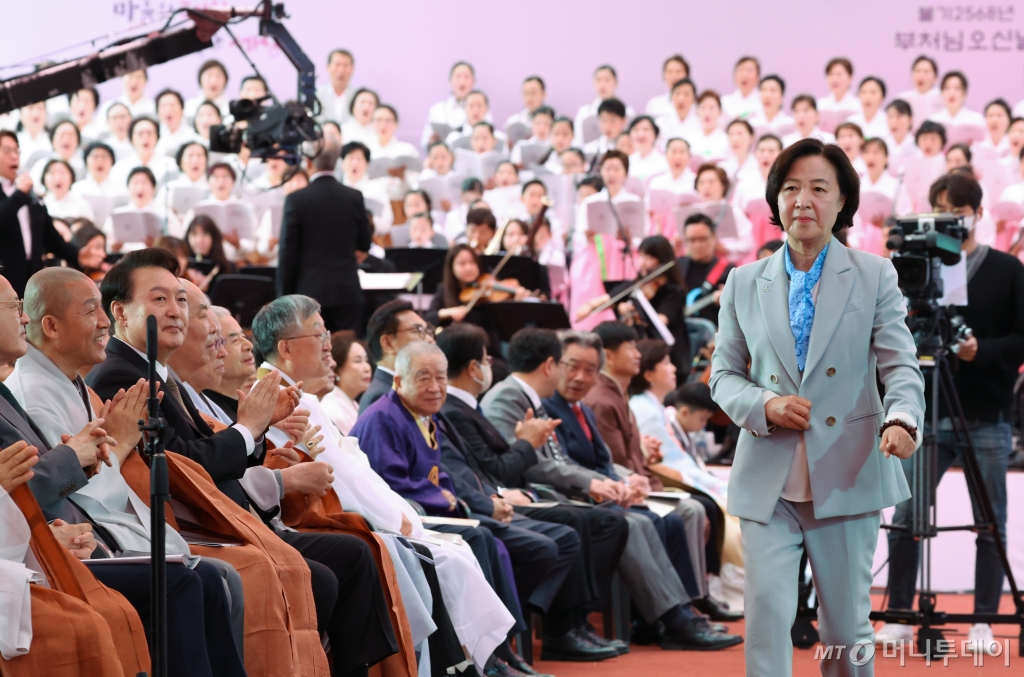 [서울=뉴시스] 조수정 기자 = 윤석열 대통령이 15일 서울 종로구 조계사에서 열린 불기 2568년 부처님오신날 봉축법요식에 참석하고 있다. 오른쪽은 헌화한 뒤 윤 대통령 앞으로 지나가는 더불어민주당 추미애 당선인. (대통령실통신사진기자단) 2024.05.15. chocrystal@newsis.com /사진=조수정