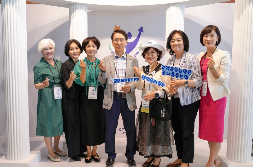 지난 14일 충남 천안 계성원에서 열린 '2024 교보 MDRT DAY'에서 신창재 교보생명 대표이사 겸 이사회 의장(가운데)이 교보 MDRT FP들과 기념촬영을 하고 있다./사진제공=교보생명