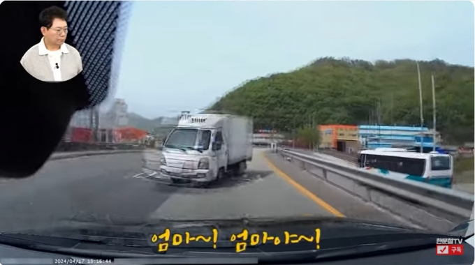 최근 60대 할머니가 2살 손녀를 태우고 질주해 차량이 전복된 사고 관련 영상 /사진=유튜브 채널 '한문철TV' 캡처