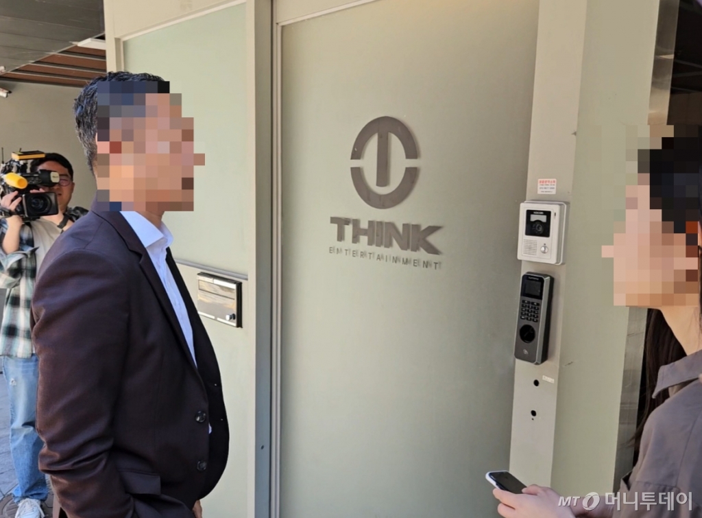 16일 오전 서울 강남구 청담동의 생각엔터테인먼트 사옥을 방문한 한 남성. 자신을 변호사라고 소개한 남성은 취재진 질문에 답하지 않고 사옥으로 들어갔다./사진=정세진 기자 