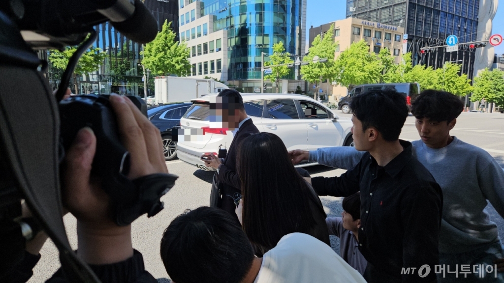 16일 오전 서울 강남구 청담동의 생각엔터테인먼트 사옥을 방문했던 남성. 자신을 변호사라고 소개한 남성은 이날 오후 취재진의 질문에 답하지 않고 자리를 떴다./사진=정세진 기자 