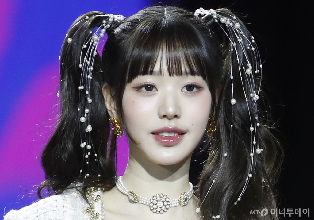 아이브의 장원영이 크리스마스인 인천 중구 인스파이어 아레나에서 열린 '2023 SBS 가요대전' 레드카펫 행사에서 포즈를 취하고 있다./사진=뉴스1