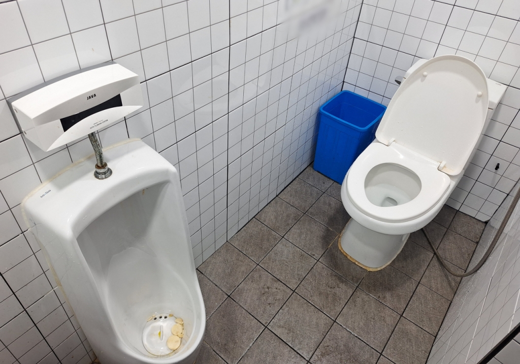 서울 시내의 한 화장실. 도어락 비밀번호를 열고 들어가면 조그마한 남녀 공용 화장실이 나온다. /사진=김지은 기자