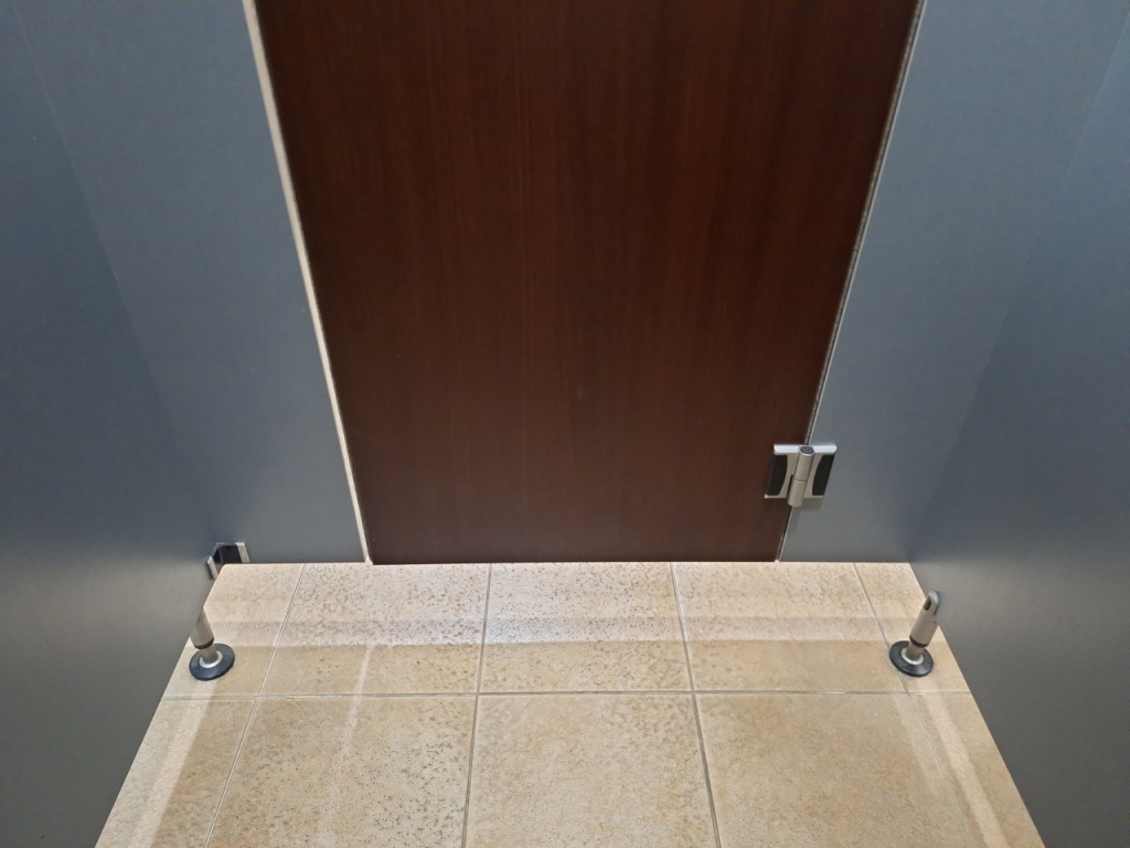 서울 시내에 위치한 화장실. 칸막이 아래에 빈틈이 있어서 옆 칸막이와 쉽게 노출된다. /사진=김지은 기자