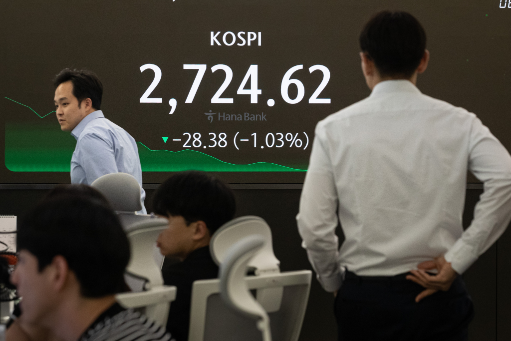 17일 서울 중구 하나은행 본점 딜링룸 전광판에 종가가 표시되고 있다. 이날 코스피 지수는 전 거래일 대비 28.38포인트(p)(1.03%) 하락한 2724.62, 코스닥 지수는 15.31p(1.76%) 하락한 855.06, 달러·원 환율은 9.9원(0.74%) 오른 1354.9원으로 장을 마감했다. 2024.5.17/사진=뉴스1