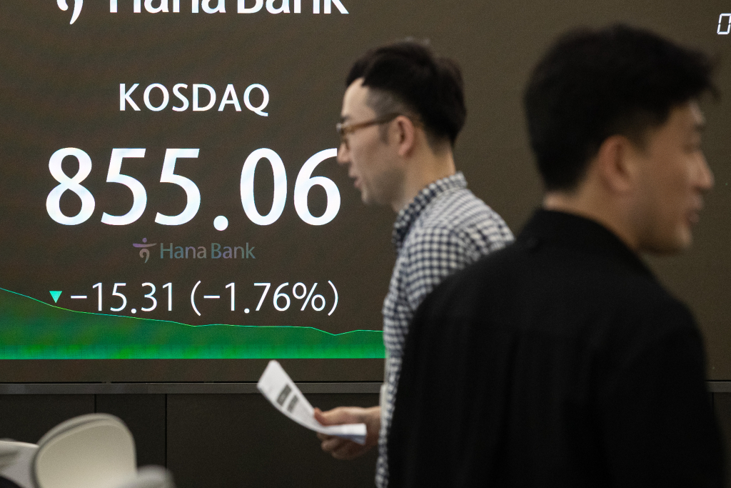 17일 서울 중구 하나은행 본점 딜링룸 전광판에 종가가 표시되고 있다. 이날 코스피 지수는 전 거래일 대비 28.38포인트(p)(1.03%) 하락한 2724.62, 코스닥 지수는 15.31p(1.76%) 하락한 855.06, 달러·원 환율은 9.9원(0.74%) 오른 1354.9원으로 장을 마감했다. 2024.5.17/사진=뉴스1