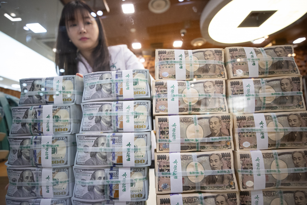 27일 서울 중구 하나은행 위변조대응센터에서 직원이 달러화와 엔화를 정리하고 있다.  일본은행(BOJ)이 지난 19일 17년 만에 금리를 인상해 마이너스 금리 정책을 해제 했음에도 엔화 약세가 지속, 이날 한때 엔/달러 환율은 151.97엔(달러 강세, 엔화 약세)을 기록해 1990년 7월 이후 34년 만에 가장 높았다. 2024.3.27/뉴스1  