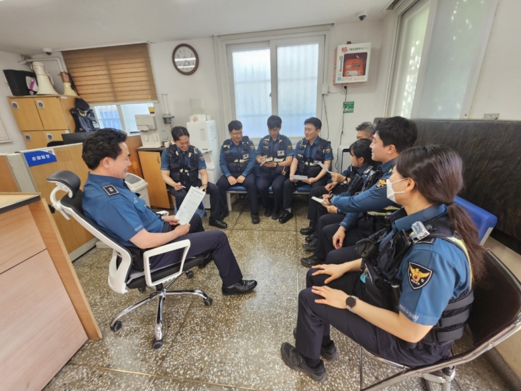  송지영 서울 노량진지구대 경사(왼쪽에서 다섯번째)가 팀원들과 담소를 나누고 있다. /사진제공=동작경찰서