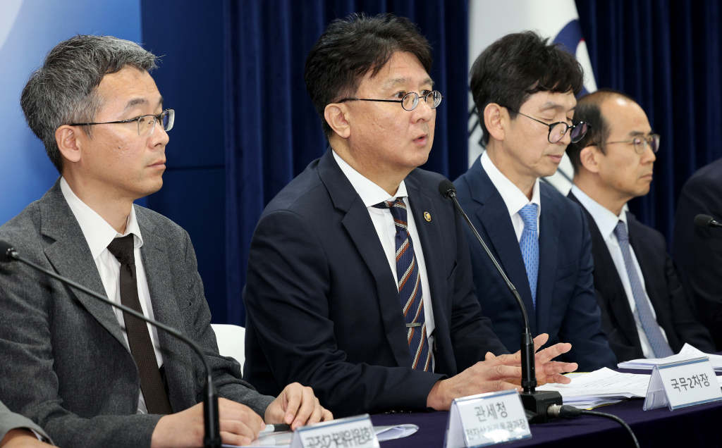 이정원 국무조정실 국무2차장(왼쪽 두번째)이 19일 오후 서울 정부서울청사 브리핑실에서 해외직구 대책 관련 추가 브리핑을 하고 있다./사진제공=뉴스1 /사진=(서울=뉴스1) 장수영 기자