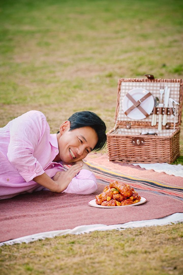 bhc치킨이 새 모델로 배우 황정민을 발탁했다. /사진제공=bhc치킨