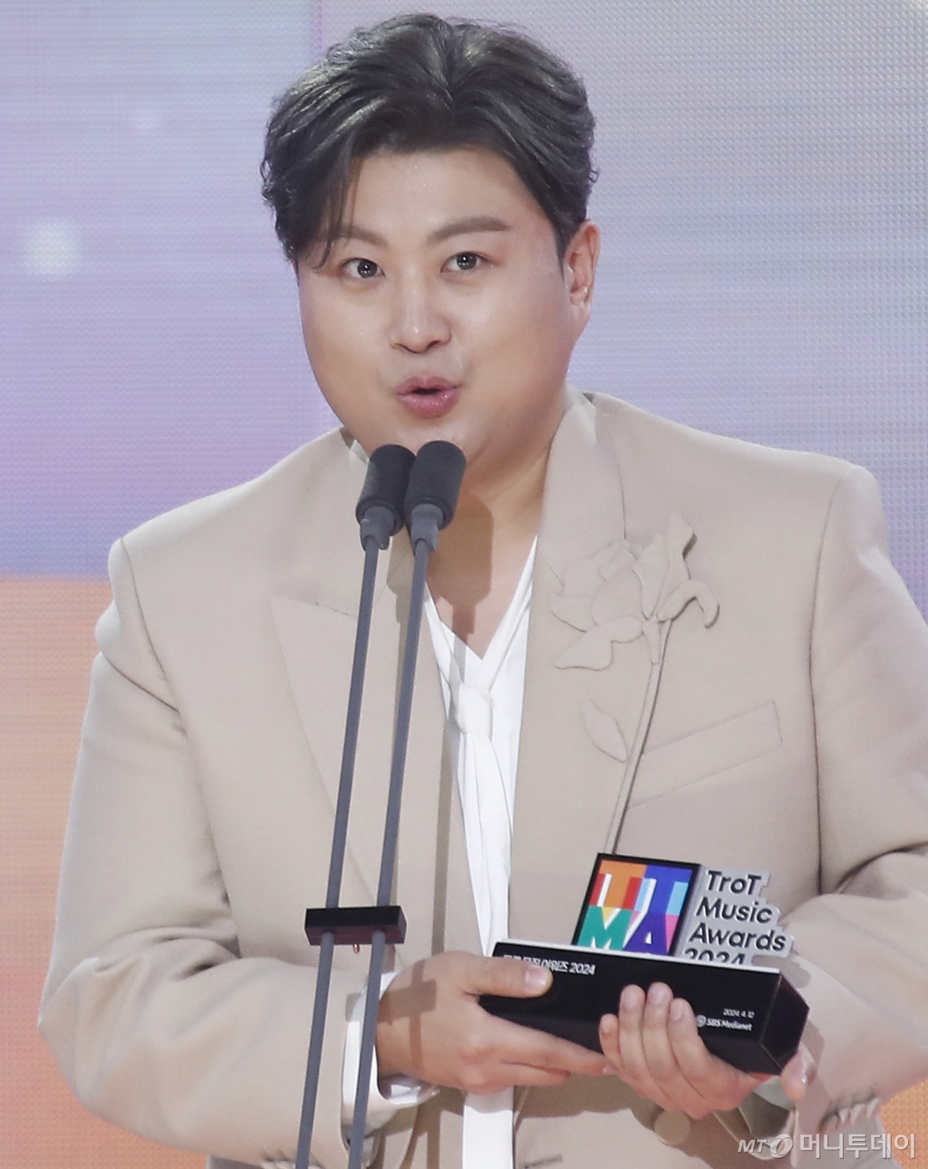 (서울=뉴스1) 권현진 기자 = 가수 김호중이 12일 오후 서울 마포구 상암동 SBS 프리즘타워에서 열린 '트롯뮤직어워즈 2024'에서 '최고의 가수상'을 수상한 뒤 소감을 말하고 있다. 2024.4.12/뉴스1 Copyright © 뉴스1. All rights reserved. 무단 전재 및 재배포, AI학습 이용 금지. /사진=(서울=뉴스1) 권현진 기자