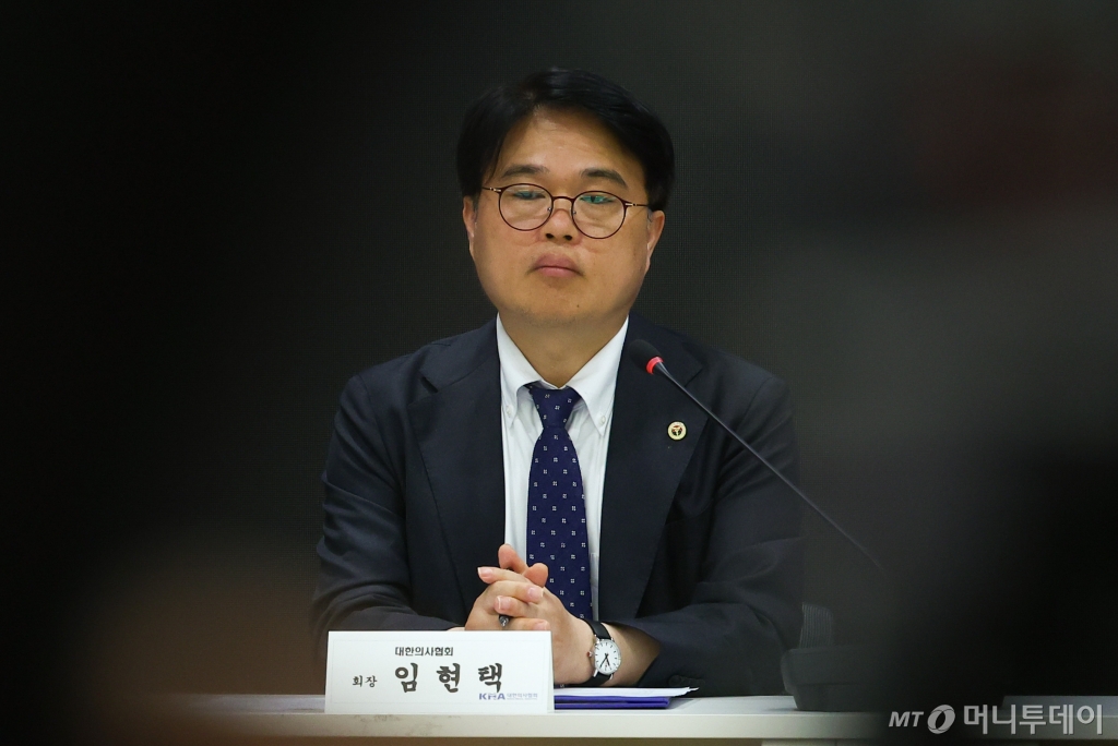 [서울=뉴시스] 황준선 기자 = 임현택 대한의사협회장이 16일 오전 서울 용산구 대한의사협회에서 열린 2025년도 수가협상에 대한 대한의사협회 입장 발표 기자회견에 참석해 생각에 잠겨있다. 2024.05.16. hwang@newsis.com /사진=황준선