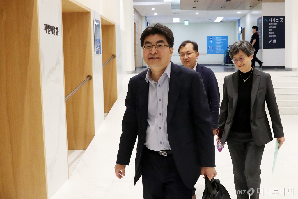 (서울=뉴스1) 이승배 기자 = 강희경 서울의대 서울대병원 교수협의회 비상대책위원장과 방재승 전 서울의대 서울대병원 교수협의회 비상대책위원장이 20일 오후 서울 종로구 서울대병원에서 열린 교수 총회에 참석하고 있다. 2024.5.20/뉴스1  Copyright © 뉴스1. All rights reserved. 무단 전재 및 재배포,  AI학습 이용 금지. /사진=(서울=뉴스1) 이승배 기자